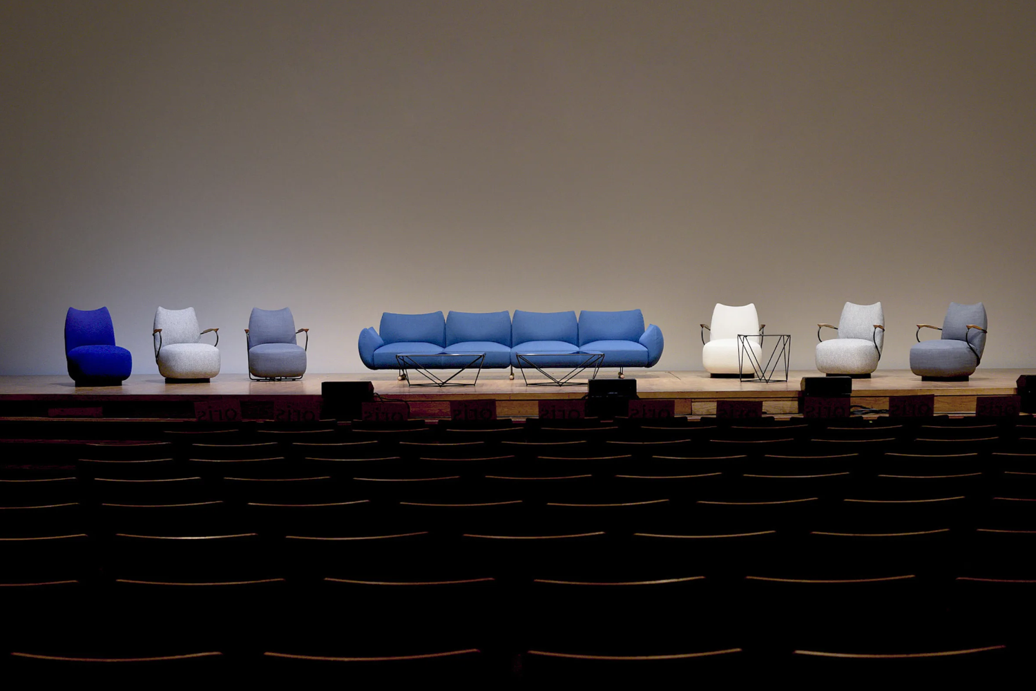 Sofa Buffa in blau steht mit Sesseln Buffa auf einer Bühne